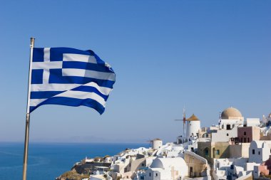Yunan bayrağı ile genel oia santorini Adası üzerinde