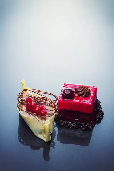 Pasteles de chocolate, grosella roja y cereza —  Fotos de Stock