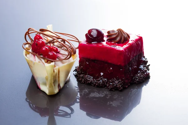 Chocolate, redcurrant and cherry cakes — Stock Photo, Image