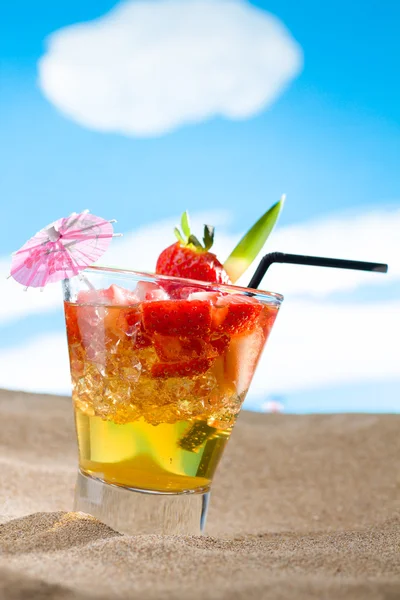 Fresh tropical cocktail on sunny beach — Stock Photo, Image