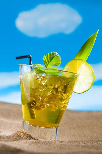 Mojito cocktail op het strand — Stockfoto