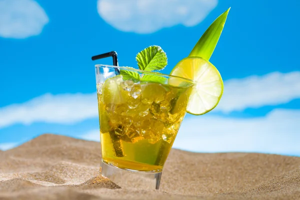 Mojito cocktail at the beach — Stock Photo, Image