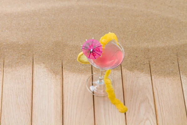 Färska rosa cocktail på stranden — Stockfoto