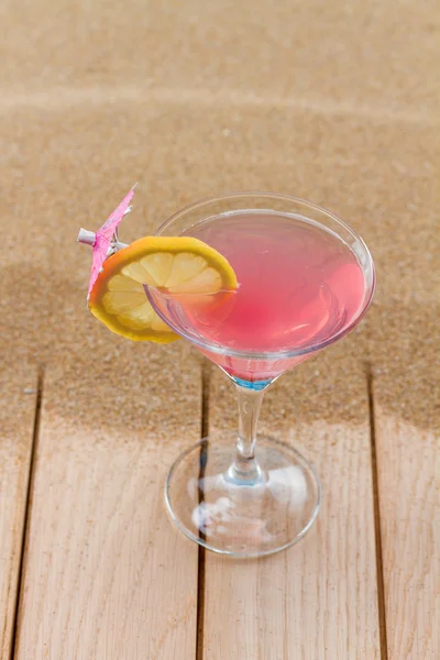 Svěží růžová koktejl na pláži — Stock fotografie