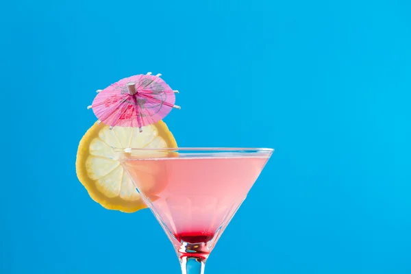 Fresh pink cocktail at the beach — Stock Photo, Image