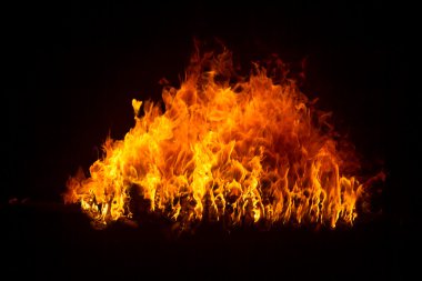 siyah arka plan üzerine alev alev yanan alevler