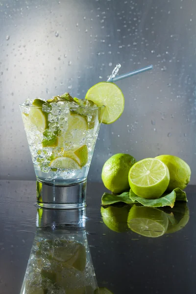 Mojito cocktail in de club — Stockfoto