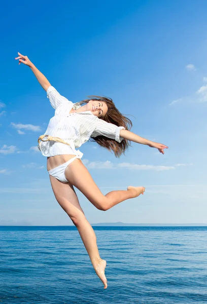 Donna sulla spiaggia — Foto Stock