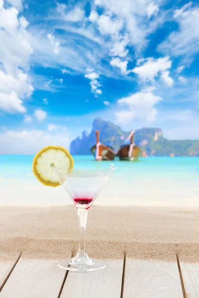 Martini cocktail at the beach — Stock Photo, Image