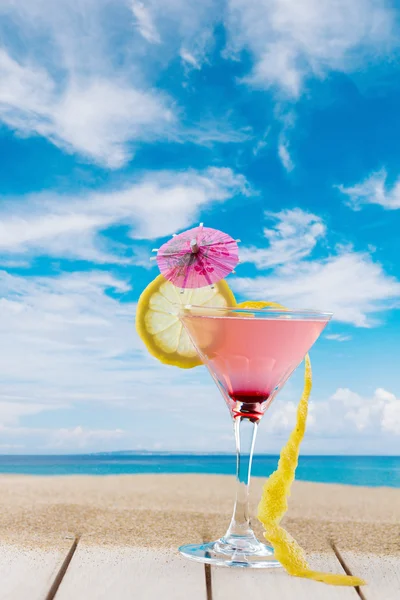 Martini cocktail at the beach — Stock Photo, Image