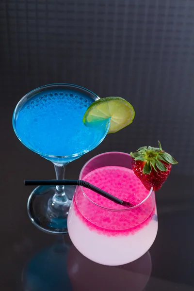 Cocktail con caviale blu di caracao — Foto Stock
