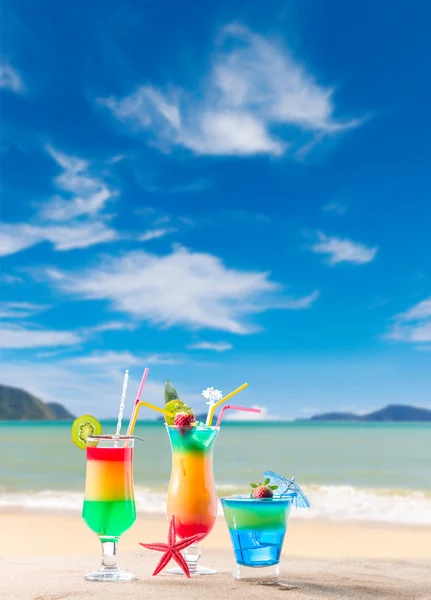 Fresh tropical cocktail on sunny beach in Maldives — Stock Photo, Image