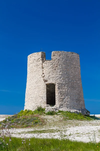 Větrný mlýn na pláži gyra, lefkada — Stock fotografie