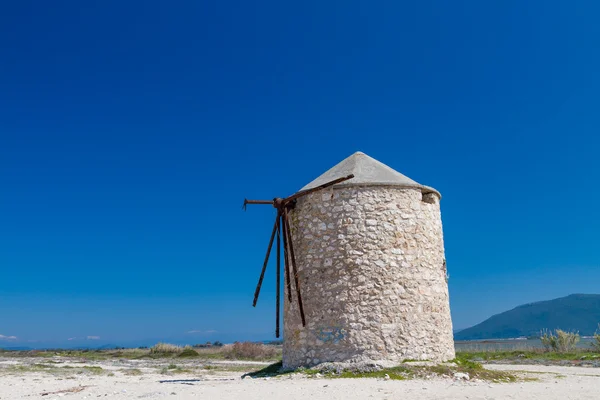 Moinho de vento na praia Gyra, Lefkada — Fotografia de Stock
