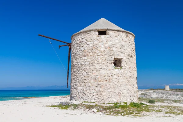 Väderkvarn på gyra beach, lefkada — Stockfoto