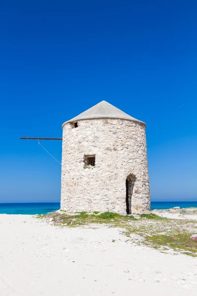 Ανεμόμυλος στην παραλία Γύρα, Λευκάδα — Φωτογραφία Αρχείου