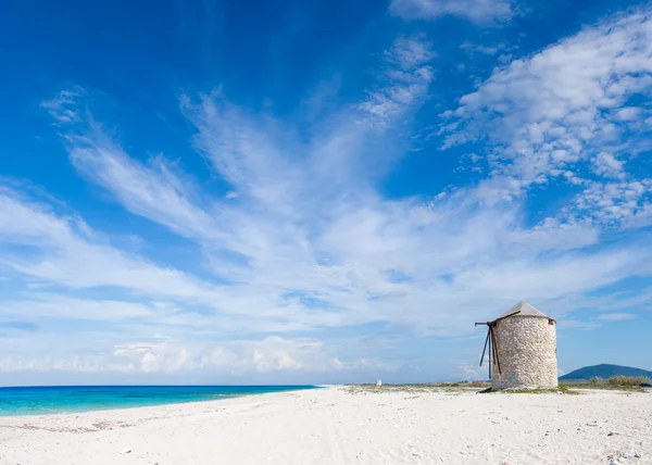 Väderkvarn på gyra beach, lefkada — Stockfoto