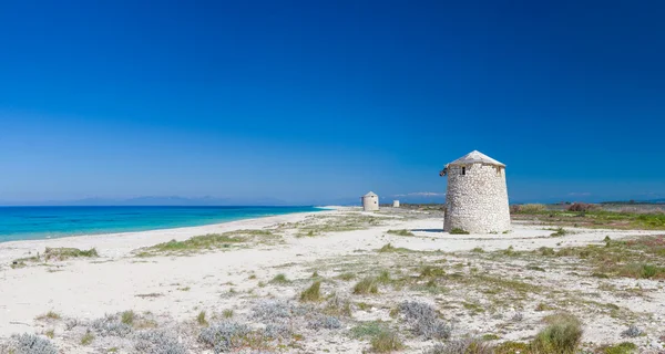 Väderkvarn på gyra beach, lefkada — Stockfoto