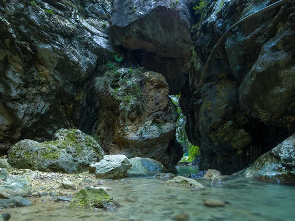 Сюрреалистичный тропический водопад — стоковое фото