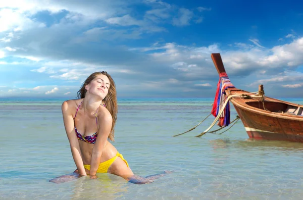 Hermosa mujer en la playa. — Foto de Stock