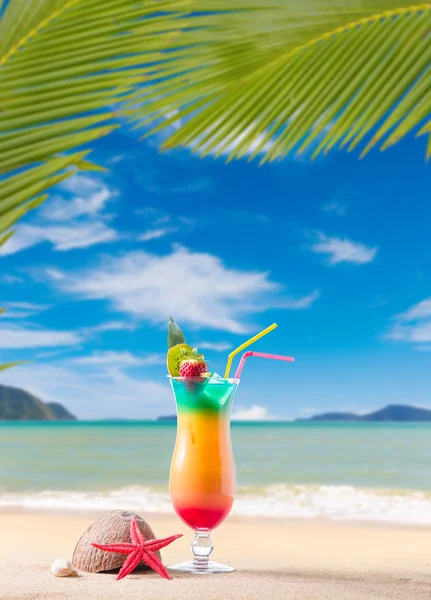 Fresh tropical cocktail on sunny beach in Maldives — Stock Photo, Image