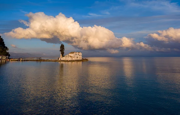 Scène van vlacherna klooster, kanoni, corfu — Stockfoto