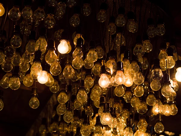Освітлення декоративних лампочок, що висять — стокове фото