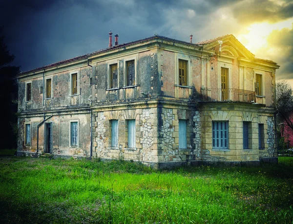 Casa infestata abbandonata — Foto Stock