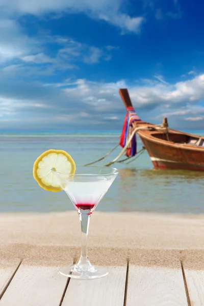 Cocktail und Langschwanzboot in Thailand — Stockfoto