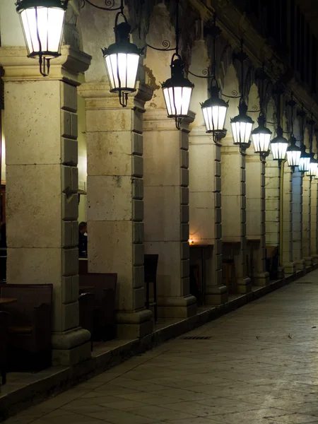 Liston straat in de nacht op het eiland corfu — Stockfoto