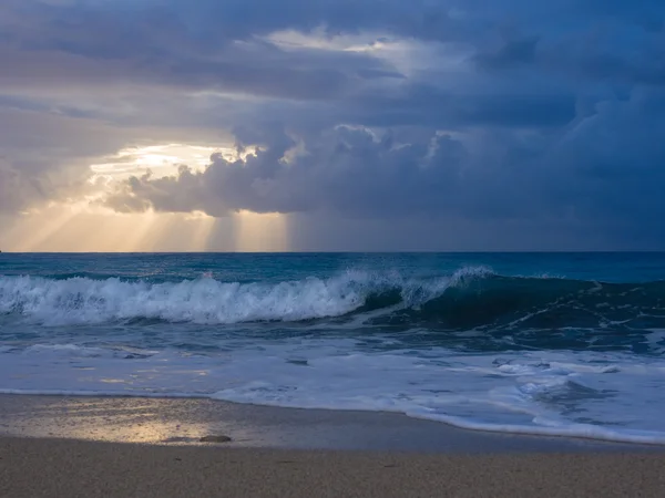 Stürmischer Abend am Strand — Stockfoto