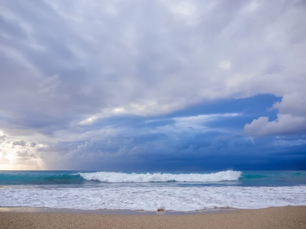 Noite tempestuosa na praia — Fotografia de Stock