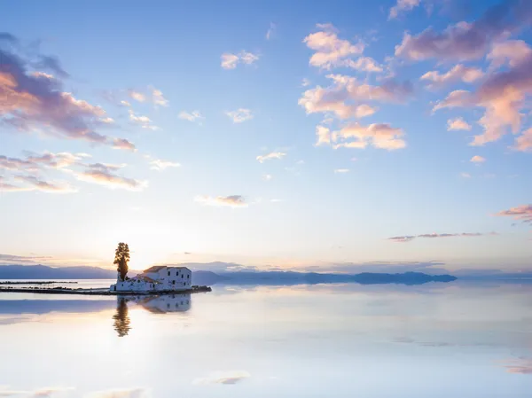 Scène van vlacherna klooster, kanoni, corfu — Stockfoto