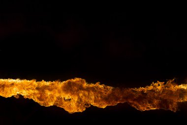 siyah arka plan üzerine alev alev yanan alevler