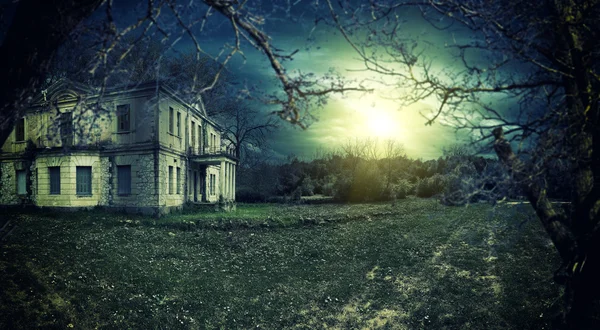 Spooky haunted house — Stock Photo, Image