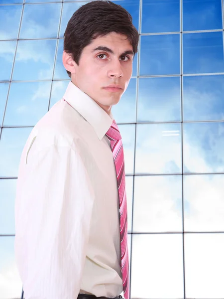 Homem de negócios posando no prédio corporativo — Fotografia de Stock