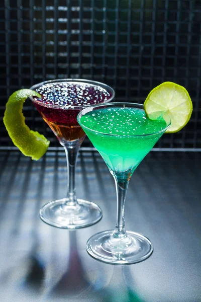 Whisky, jordgubbe och mynta cocktail med kaviar — Stockfoto