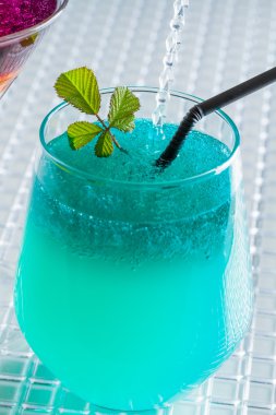 Mavi caracao ve Viski kokteyli