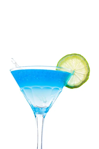 Коктейль с голубой каракао икрой — стоковое фото