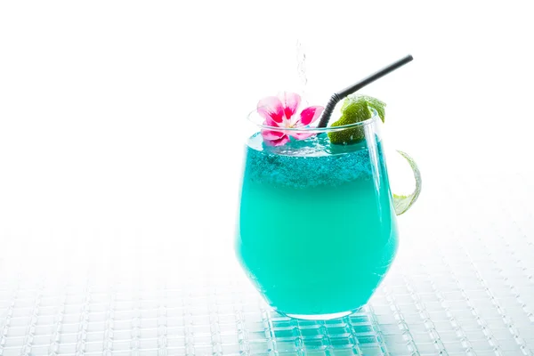 Cocktail com caviar de caracao azul — Fotografia de Stock