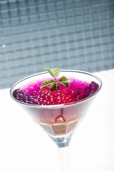 Cocktail with caviar and whisky — Stock Photo, Image