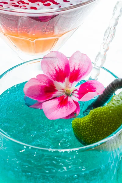 Mavi caracao ve Viski kokteyli — Stok fotoğraf