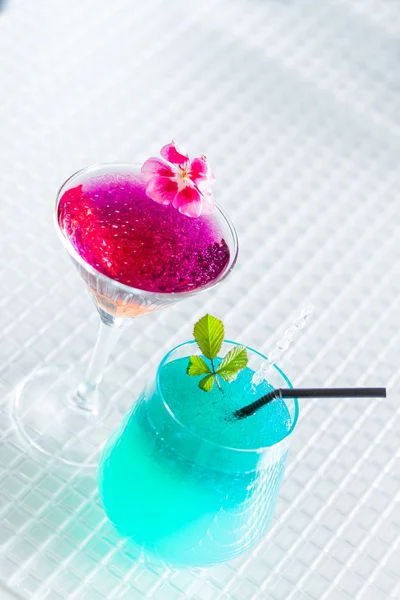 Cocktail met blauwe caracao en whisky — Stockfoto