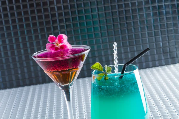 Cocktail med blå caracao och whisky — Stockfoto