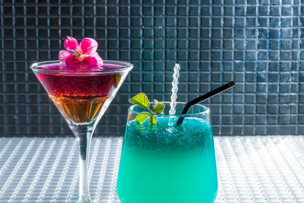 Mavi caracao ve Viski kokteyli — Stok fotoğraf