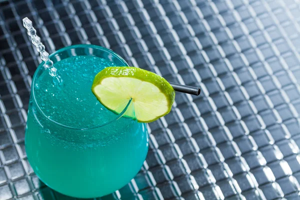 Cocktail met blauwe caracao kaviaar — Stockfoto