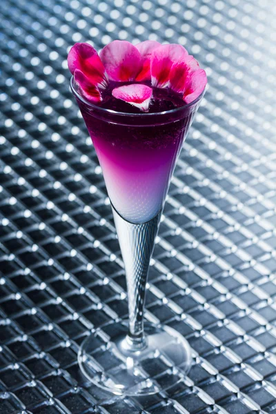 Cocktail with caviar — Stock Photo, Image