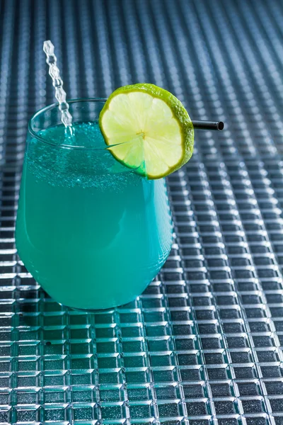 Cocktail met blauwe caracao kaviaar — Stockfoto