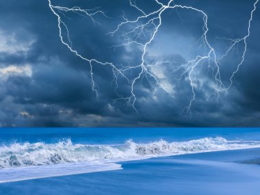 Sahilde fırtınalı gece