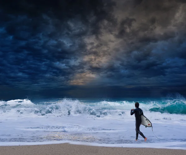 Giovane surfista maschio in piedi guardando l'oceano . — Foto Stock